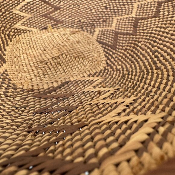 Vintage Tassel Handwoven Basket Intricate Hand-woven in Africa Tag signed - Picture 8 of 9